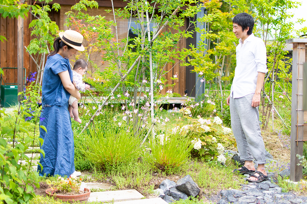 100坪の土地で植物と共に 多種多様な草木が茂る庭のある暮らし オーガニックスタジオ新潟